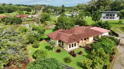 Domaine de luxe avec lac privé, jardin luxuriant et emplacement de choix à seulement 1 km de la plage d'Esterillos 4