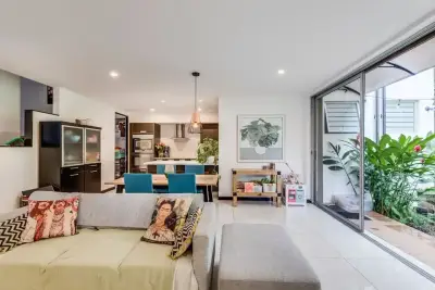 Maison contemporaine de trois étages dans un emplacement privilégié à Santa Ana 2