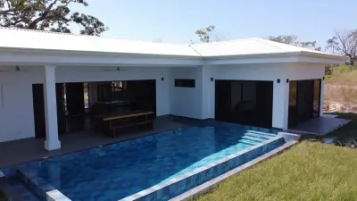 Maison neuve de 3 chambres avec vues spectaculaires à Santiago – À deux pas de Santa Teresa et Playa Hermosa