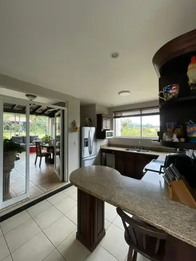Superbe maison moderne de 3 chambres avec jardins spacieux à Grecia, Costa Rica 5