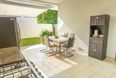 Villa d'Investissement : 2 Maisons + Piscine Privée | À Quelques Minutes de la Plage Blanca, Jacó 5