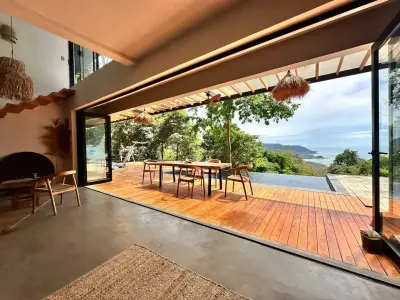 Villa de Luxe avec Vue sur l'Océan et Maison d'Invités Style Bali à Santa Teresa, Costa Rica - 1,98 M $