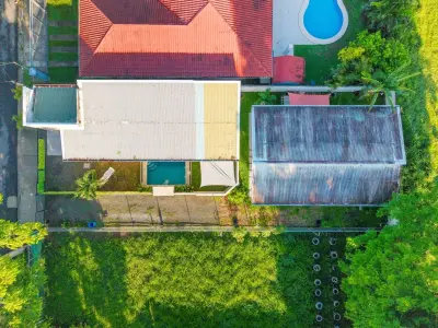 Villa d'Investissement : 2 Maisons + Piscine Privée | À Quelques Minutes de la Plage Blanca, Jacó 2