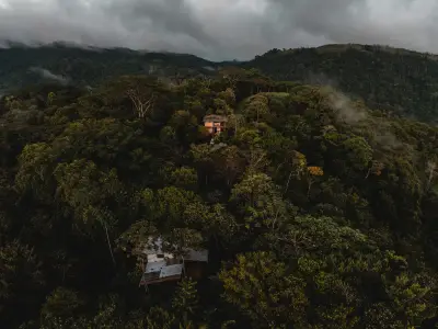 Retraite Écologique de Luxe avec Vues Imprenables sur le Coucher du Soleil et Immersion dans la Jungle 3