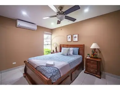 Maison moderne de 4 chambres à Jacó : Nouvelle construction avec salon spacieux et oasis extérieure 4