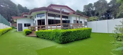 Maison de Luxe à Heredia : Design Moderne, Jardin Spacieux et Finitions Haut de Gamme 3