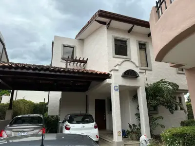 Magnifique Maison de Ville 3 Chambres à Louer en Copropriété à Santa Ana 1