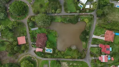 Domaine de luxe avec lac privé, jardin luxuriant et emplacement de choix à seulement 1 km de la plage d'Esterillos 3
