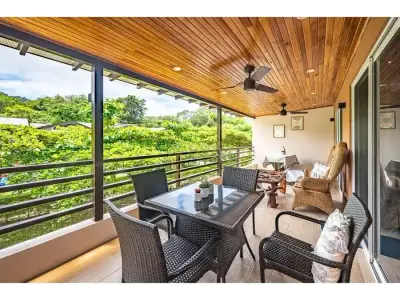 Maison moderne de 4 chambres à Jacó : Nouvelle construction avec salon spacieux et oasis extérieure 3