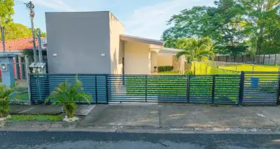 Villa d'Investissement : 2 Maisons + Piscine Privée | À Quelques Minutes de la Plage Blanca, Jacó
