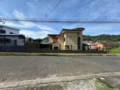 Résidence Lomas de Curridabat : Maison moderne de 3 chambres et 3,5 salles de bain dans la Résidence Lomas de Curridabat 3