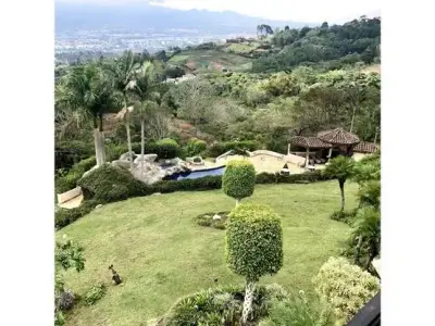 Magnifique maison de 4 chambres à San Antonio de Escazú avec jardins luxuriants et vue sur les montagnes 3