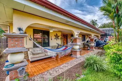 Découvrez cette magnifique propriété au cœur de Jaco, une maison de style costaricain classique 4