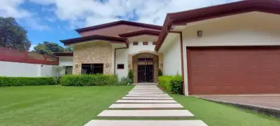 Maison de Luxe à Heredia : Design Moderne, Jardin Spacieux et Finitions Haut de Gamme 1