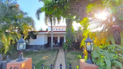 Maison détachée 4 chambres avec grand jardin à proximité du centre-ville de Jacó 2
