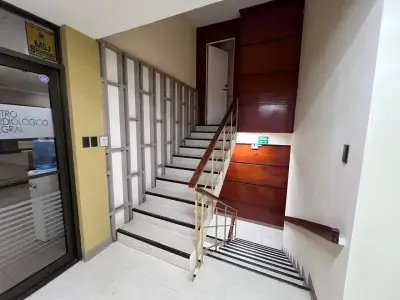 Bâtiment rénové, idéal pour usage commercial ou institutionnel 5