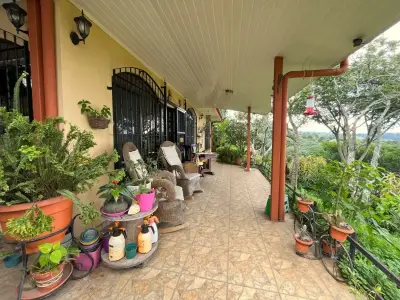 Maison à flanc de colline avec des vues panoramiques imprenables sur la vallée à Santa Bárbara, Heredia 4
