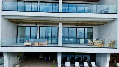 Propriété architecturale spectaculaire au bord de l'océan avec piscine à débordement et vues panoramiques sur le Pacifique 4