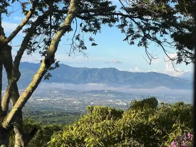 Maison à flanc de colline avec des vues panoramiques imprenables sur la vallée à Santa Bárbara, Heredia 1