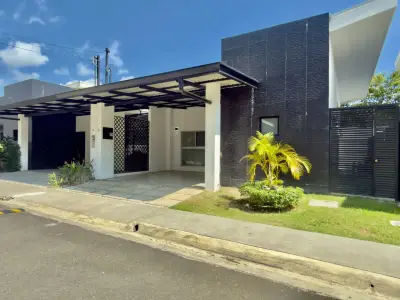 Découvrez la vie moderne à Jacó : Élégante maison de 2 chambres dans la communauté fermée Hacienda Verde 1