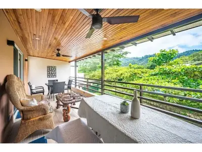 Maison moderne de 4 chambres à Jacó : Nouvelle construction avec salon spacieux et oasis extérieure 5