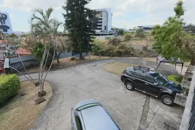 Propriété polyvalente de 10 chambres à louer, idéal pour le commerce ou la résidence, dans le secteur métropolitain de San José 2