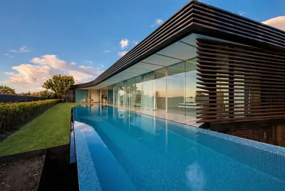À Vendre et à Louer / Villa de Luxe Moderne au Costa Rica : Oasis de 5 chambres, 5 salles de bain avec piscine à débordement et vues panoramiques, Santa Ana, San José 1