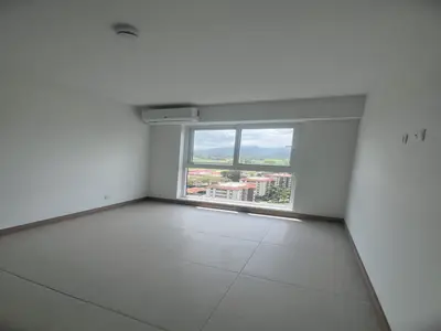 Élégant appartement de 3 chambres à Jacó avec balcon et vue sur la verdure 3