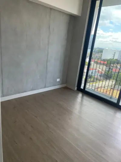 Appartement moderne avec vue panoramique sur la ville et accès à une piscine sur le toit 5