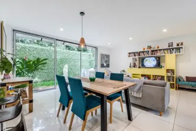 Maison contemporaine de trois étages dans un emplacement privilégié à Santa Ana 1