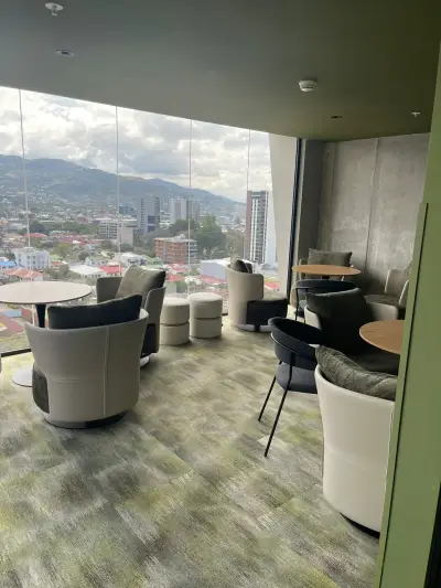 Appartement moderne avec vue panoramique sur la ville et accès à une piscine sur le toit 1