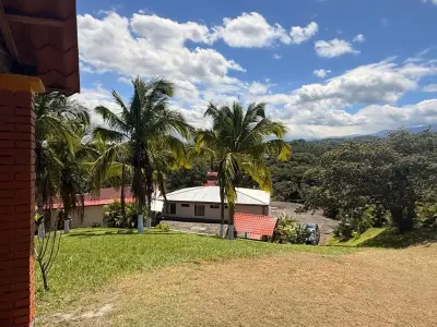 Charmantes villas avec jardins luxuriants et vues sur les montagnes à Poás 2