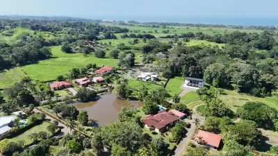 Domaine de luxe avec lac privé, jardin luxuriant et emplacement de choix à seulement 1 km de la plage d'Esterillos 5