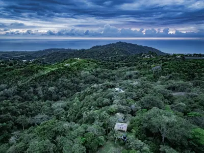 Retraite Écologique de Luxe avec Vues Imprenables sur le Coucher du Soleil et Immersion dans la Jungle 1