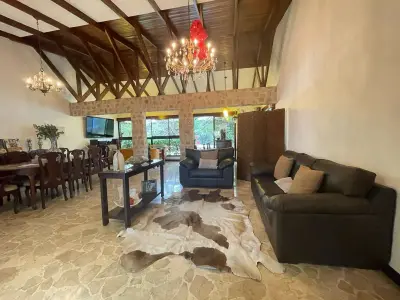 À Vendre : Maison de plain-pied à Escazú – Trejos Montealegre 1